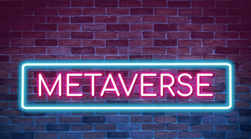 Metavers en lettres néon roses vif, entourées d'un contour néon bleu, sur un mur de briques.