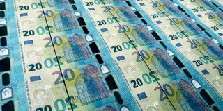 Une série de billets de 20 euros empilés, avec en arrière-plan un design d'un bâtiment.