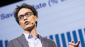 Homme en veste grise faisant une présentation avec un graphique en arrière-plan montrant le taux d'épargne.