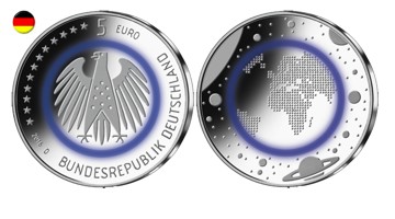 Cinq euros en pièce d'Allemagne avec un aigle au recto et une carte du monde avec des planètes au verso.