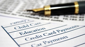 Liste des dépenses importantes, incluant la garde d'enfants, l'éducation, les paiements par carte de crédit et le paiement de la voiture.
