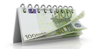 Un calendrier debout avec une page visible présentant un billet de cent euros.