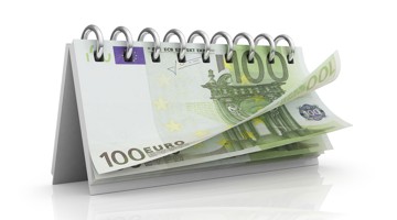 Un calendrier debout avec une page visible présentant un billet de cent euros.