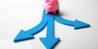 Een roze spaarvarken staat op een blauw draaipunt met drie wijzende pijlen, dat financiële keuzes symboliseert.