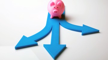 Een roze spaarvarken staat op een blauw draaipunt met drie wijzende pijlen, dat financiële keuzes symboliseert.
