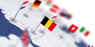 Drapeau de la Belgique sur une carte du monde, entouré d'autres drapeaux nationaux.