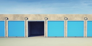 Opvallende blauwe garagedeuren, met de derde deur van links geopend.