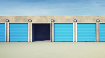 Six unités de stockage avec des rideaux roulants bleus, numérotées de 1 à 6, dont le numéro 3 est ouvert.