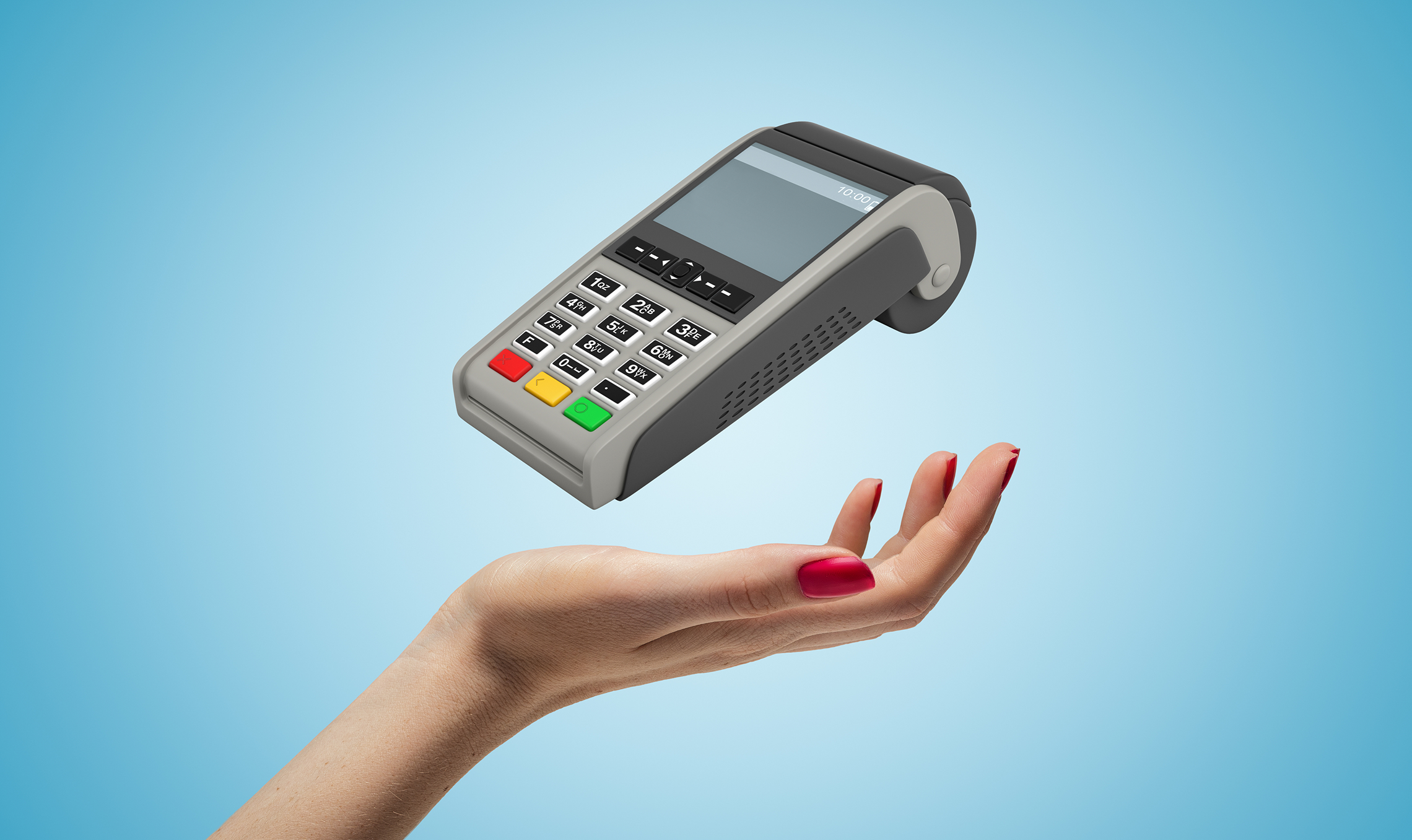 Een hand houdt een pinapparaat voor een blauwe achtergrond, klaar voor gebruik.