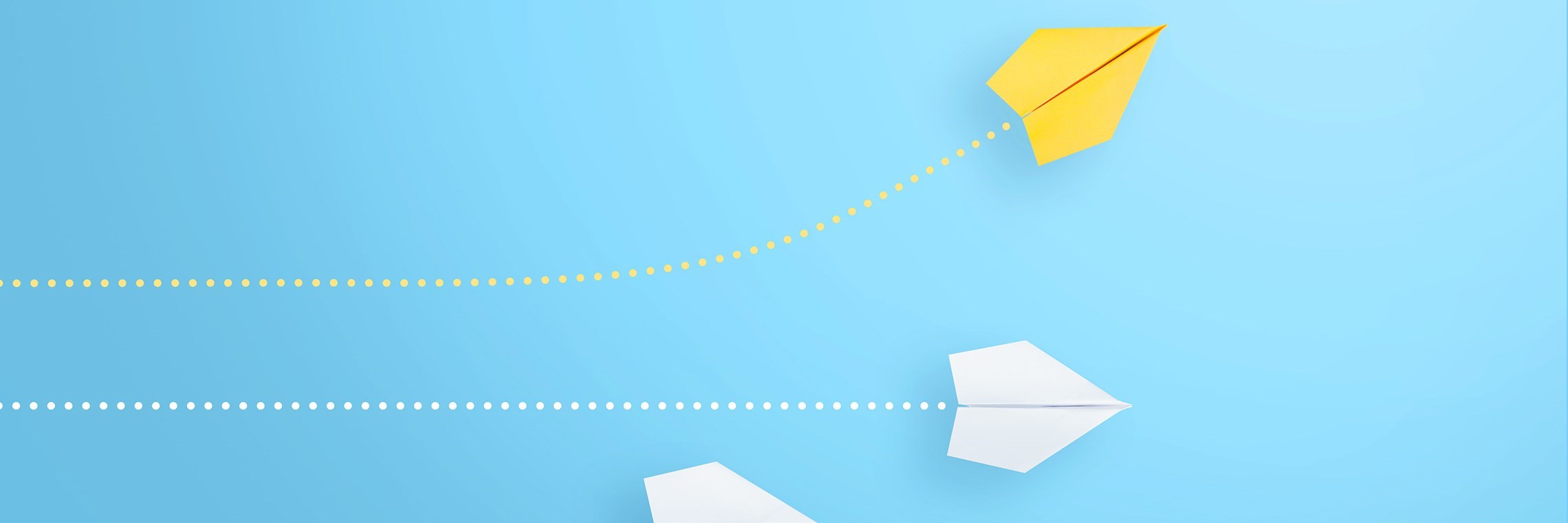 Een geel en een wit papieren vliegtuig stijgen op tegen een blauwe achtergrond, met een gele stippenlijn die de vluchtlijn van het gele vliegtuigje aangeeft.