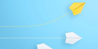 Een geel en een wit papieren vliegtuig stijgen op tegen een blauwe achtergrond, met een gele stippenlijn die de vluchtlijn van het gele vliegtuigje aangeeft.