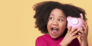 Meisje met donker, krullend haar houdt een roze spaarpot vast, tegen een gele achtergrond.