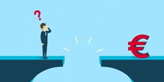 Man in een pak staat twijfelend aan de rand van een kloof, met een groot euroteken aan de overkant.