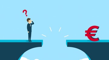 Man in een pak staat twijfelend aan de rand van een kloof, met een groot euroteken aan de overkant.