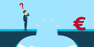 Homme en costume se tenant hésitant au bord d'un gouffre, avec un grand symbole de l'euro de l'autre côté, symbolisant les défis financiers.