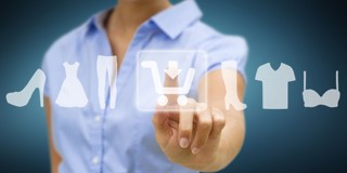 Een vrouw in een blauw shirt tikt op een digitale interface met pictogrammen van kleding en schoenen, gericht op online winkelen.