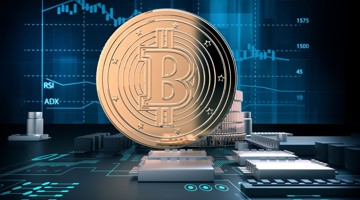 Een grote gouden Bitcoin-munt staat centraal op een digitale printplaat met financiële grafieken op de achtergrond.