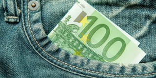100 euro biljet in de achterzak van een spijkerbroek.