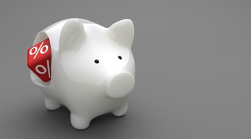 Witte spaarpot met een procentteken op een rode band, wat aangeeft dat het gaat om sparen of rente.