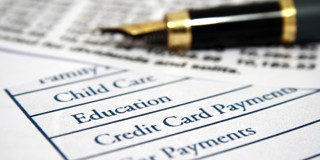 Een overzicht van documenten met een lijst van uitgaven, zoals kinderopvang, onderwijs, creditcardbetalingen en autokosten.