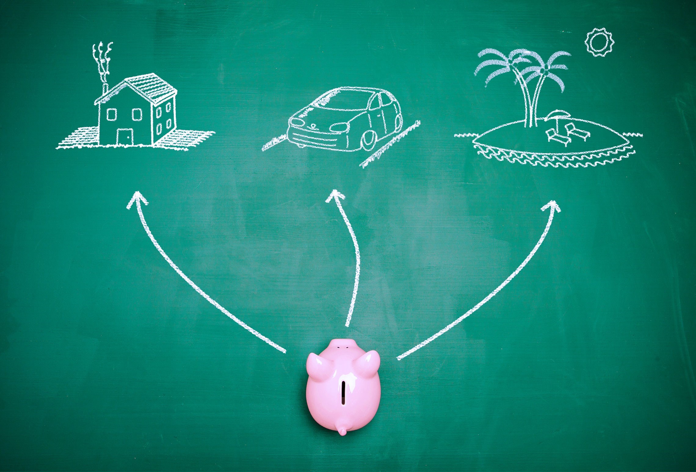 Een roze spaarvarken staat voor een schoolbord met drie opties: een huis, een auto en een eiland met palmbomen, wat financiële keuzes symboliseert.