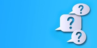 Drie witte spraakballonnen met vraagtekens op een lichtblauwe achtergrond.