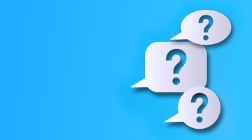 Drie witte spraakballonnen met vraagtekens op een lichtblauwe achtergrond.