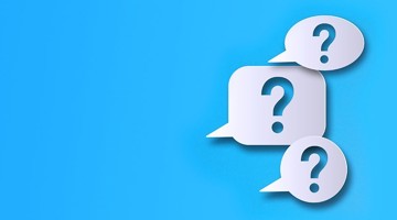Trois ballons en forme de point d'interrogation blancs sur un fond bleu, symbolisant la curiosité et les questions.