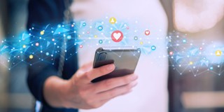 Vrouw met een smartphone, omringd door symbolen van sociale media en digitale netwerken.