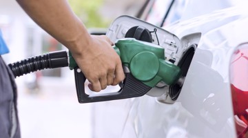 Paiement à la pompe à essence : quand faire le plein coûte 150 € 