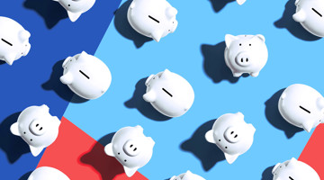 Des tirelires blanches dispersées sur un fond coloré bleu et rouge, symbolisant l'épargne et les finances.