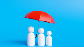 Trois silhouettes se tiennent sous un parapluie rouge sur un fond bleu, symbolisant la protection et la coopération.