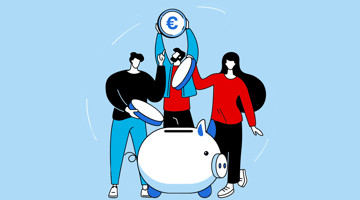 Drie mensen houden een euro-munt omhoog naast een spaarvarken, wat het belang van sparen en financiële planning symboliseert.