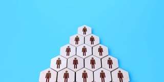 Pictogrammes hexagonaux de personnes en forme de pyramide sur un fond bleu.