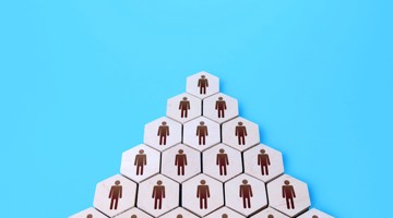 Pictogrammes hexagonaux de personnes en forme de pyramide sur un fond bleu.