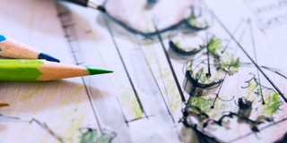 Dessins d'un aménagement de jardin réalisés avec des crayons de couleur verte et bleue sur un croquis, incluant des détails de plantes et de disposition.