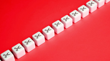 Reeks witte blokken met schaarpictogrammen op een felrode achtergrond.