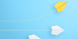 Un avion en papier jaune et blanc s'envole vers le haut sur un fond bleu, avec une ligne pointillée indiquant sa trajectoire.