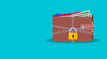 Un portefeuille en cuir brun avec de l'argent, attaché et verrouillé avec un cadenas.