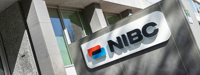 Logo van NIBC Bank op een moderne glazen en betonnen gevel.