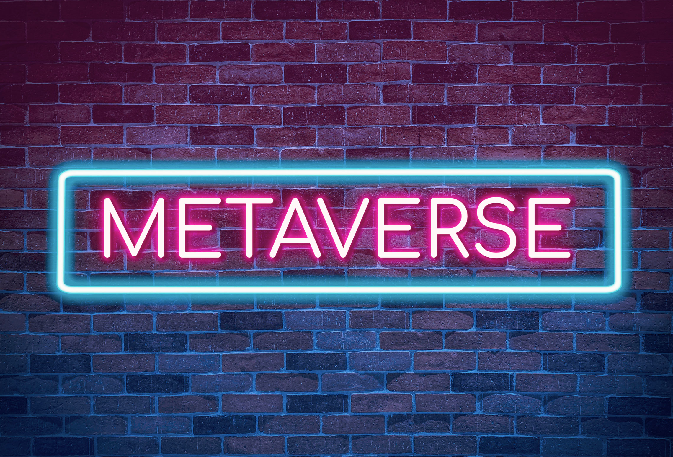 Neonverlicht bord met de tekst METAVERSE in felle roze letters op een stenen muur.