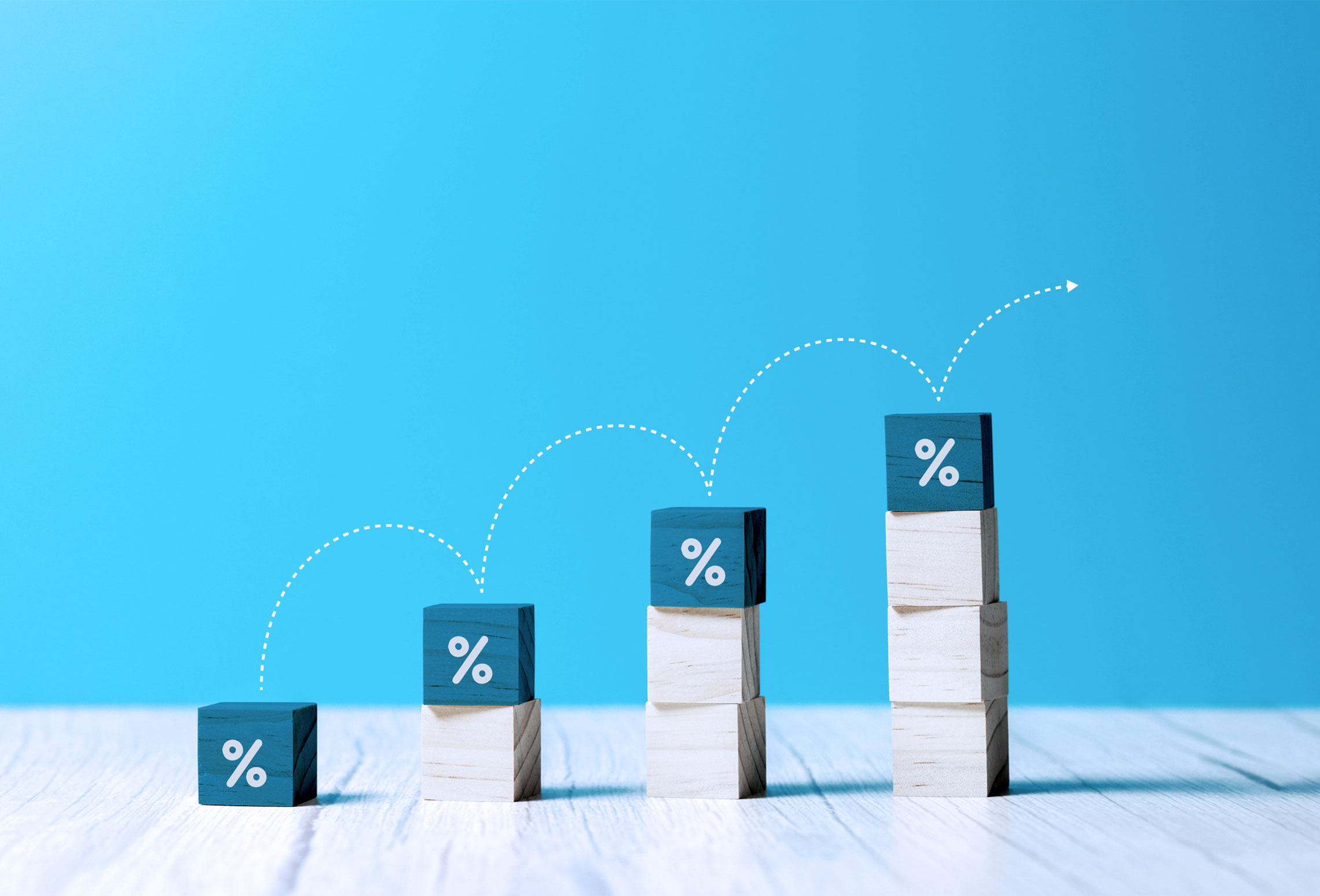 Groene blokken met procenttekens tonen een stijgende grafiek op een lichte achtergrond, wat groei of vooruitgang symboliseert.