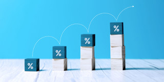 Groene blokken met procenttekens tonen een stijgende grafiek op een lichte achtergrond, wat groei of vooruitgang symboliseert.