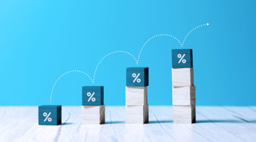 Groene blokken met procenttekens tonen een stijgende grafiek op een lichte achtergrond, wat groei of vooruitgang symboliseert.